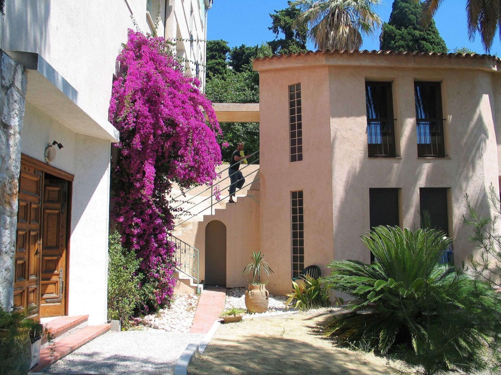 Surrounded By Gardens - Villa Saint Exupery Hostels in Nice