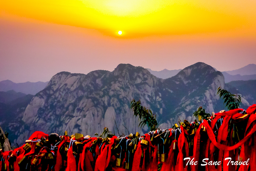 solo-travel-in-china-sunrise-Huashan-mountains-China