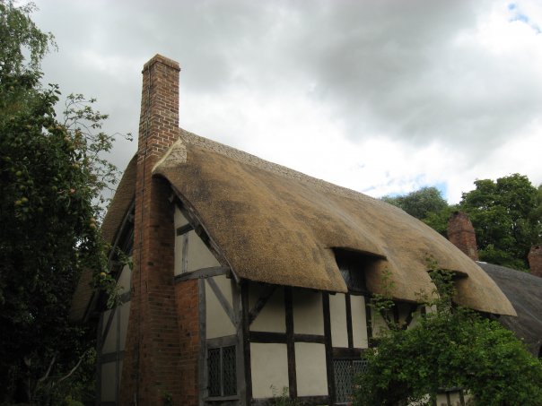 thatched roof English things to see and do in england