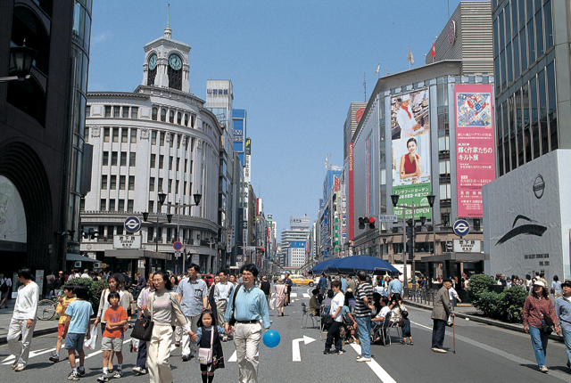 walk the streets on solo travel in tokyo